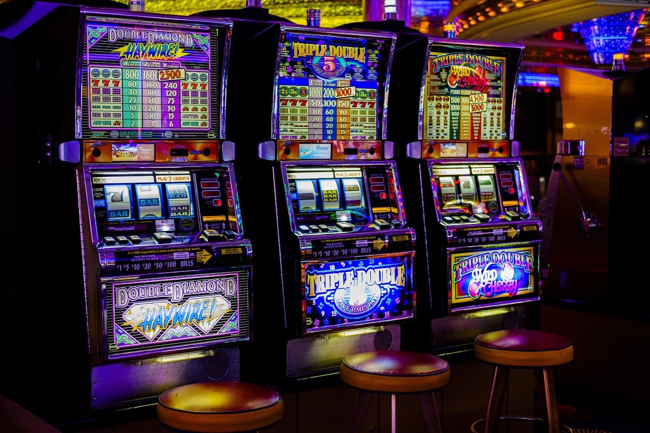 Sic Bo betting layout and payout board on dhltoto slot
